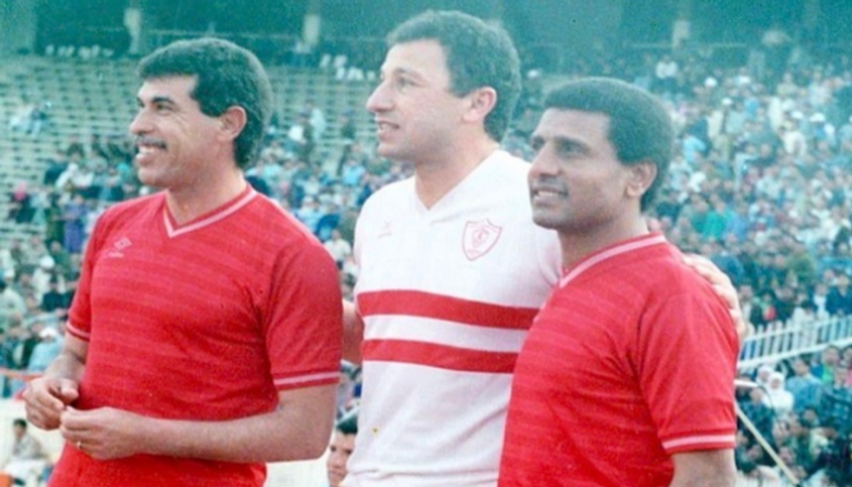 الكابتن محمود الخطيب مع حسن شحاتة وفاروق جعفر