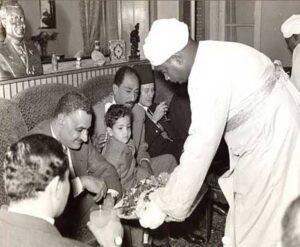 ناصر يأكل مع أبنائه والسادات 