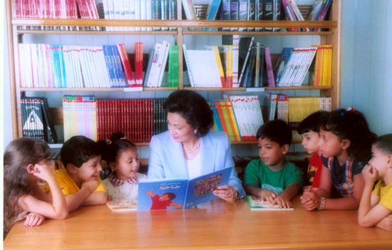 سوزان مبارك مع الاطفال
