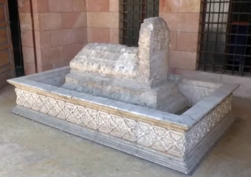 قبر أبو العلاء