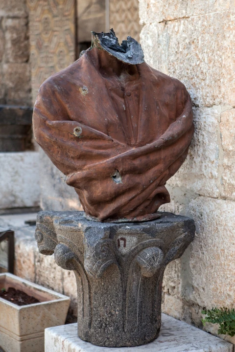 التمثال بعد أن قطع رأسه الدواعش في سوريا