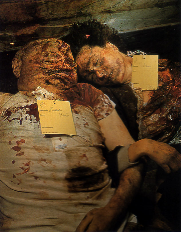 جثة موسوليني وحبيبته بعد أن مثل بهما الجماهير الغاضبة