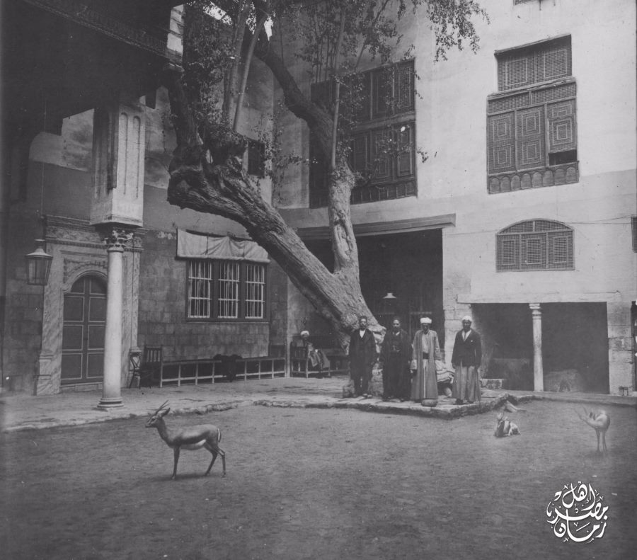 منزل الشيخ السادات الصورة من صفحة أهل مصر زمان على فيسبوك والمنزل كان واقعًا في منطقة الحلمية