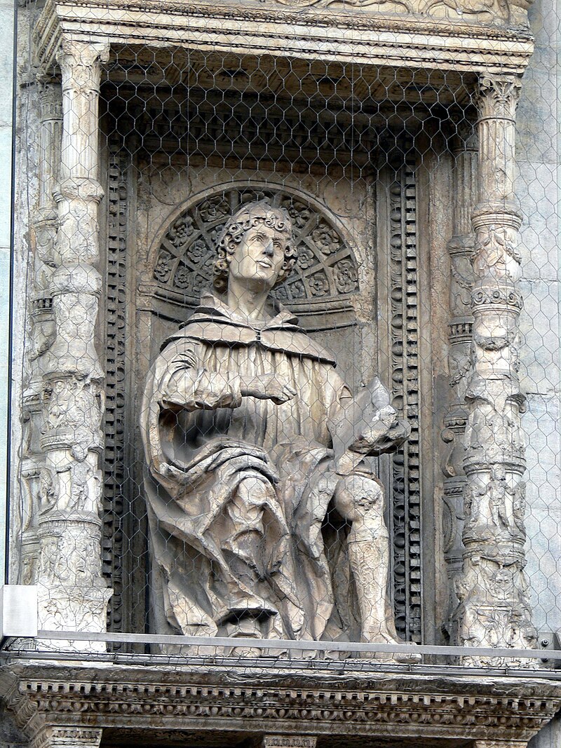 تمثال للكاتب الروماني بيلني الصغير